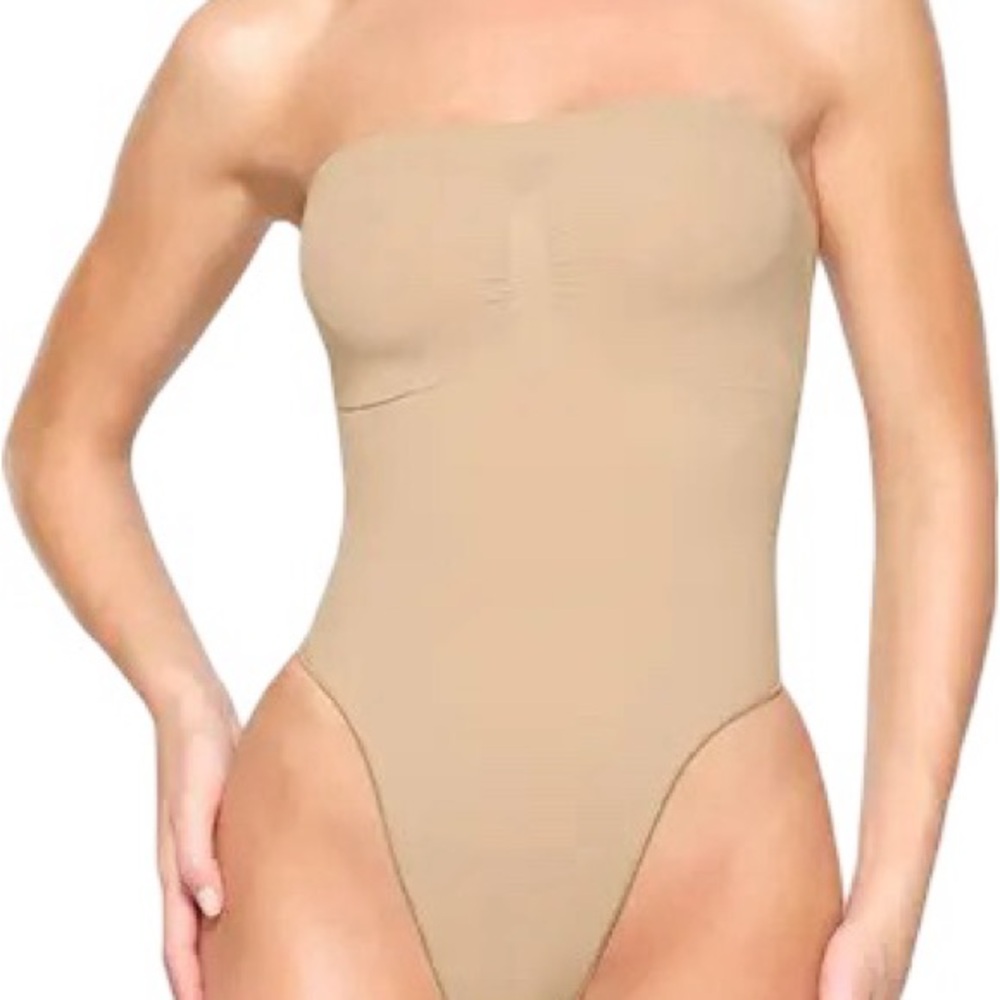 Skims Seamless Sculpt Strapless Clay Thong Bodysuit - NWOT